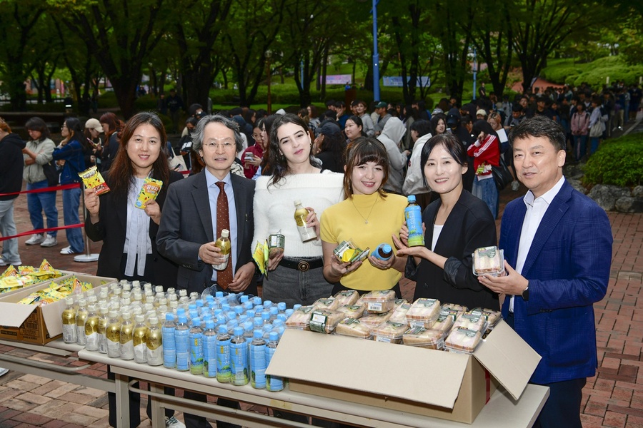 ▲ 영진전문대(총장 최재영) 도서관은 14일 오후 5시 도서관 앞에서 중간고사에 매진하는 학생들을 응원하기 위한 ‘재학생 격려 간식 나눔’을 성황리에 진행했다.ⓒ영진전문대