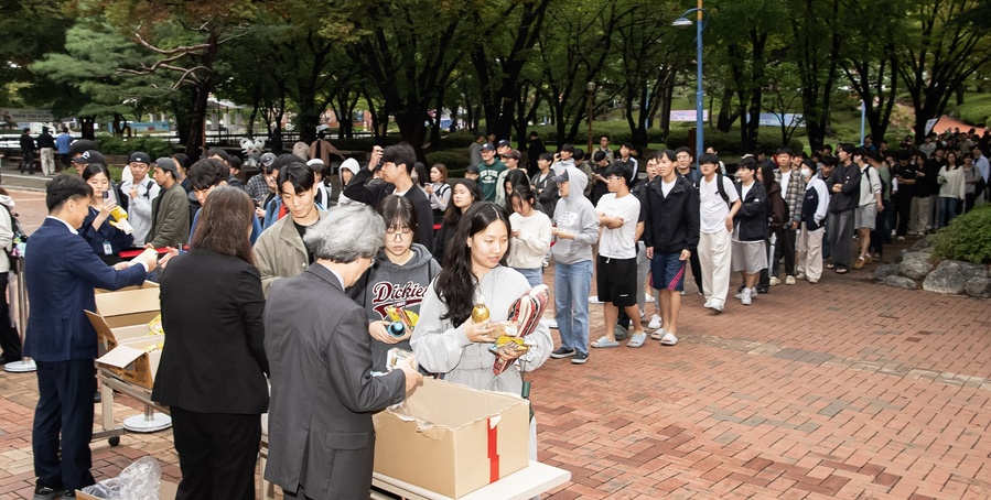▲ ‘재학생 격려 간식 나눔’행사가 시작되자 간식을 받으려는 학생들의 줄이 길게 이어졌다.ⓒ영진전문대