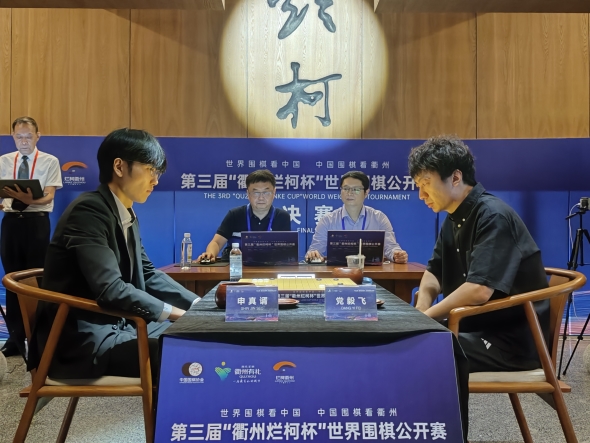 ▲ 신진서 9단이 란커배 2국에서 승리하며 세계대회 10번째 우승에 다가섰다.ⓒ한국기원 제공