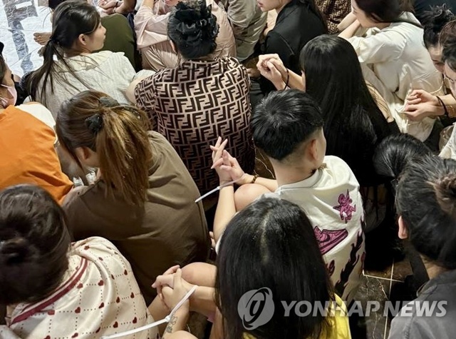 ▲ 7월 캄보디아 경찰이 검거한 온라인 스캠 조직. EPA 연합뉴스 자료사진. 250716 ⓒ연합뉴스