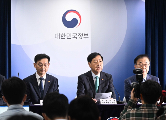 ▲ 구윤철 부총리 겸 경제부총리(가운데)와 김윤덕 국토교통부 장관(왼쪽 네번째)이 주택시장 안정화 대책을 발표하고 있다. 사진=박정환 기자