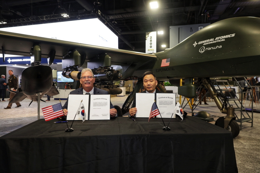 ▲ 오른쪽부터 김선 한화에어로 부사장, 데이비드 알렉산더 GA 사장 ⓒ한화에어로