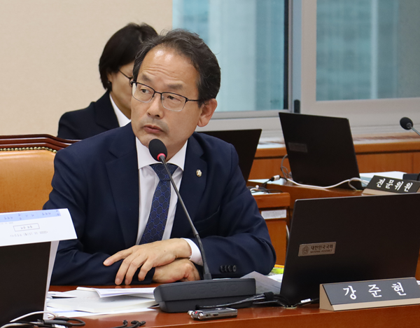 ▲ 강준현 국회의원이 지난 13일 열린 국회 정무위원회 국정감사에서 질의하고 있다.ⓒ강준현 의원 사무실