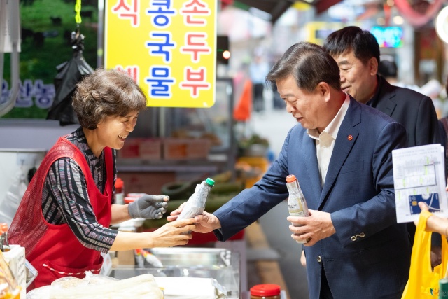 ▲ 박승원 광명시장이 지난달 30일 광명새마을시장에서 성수품 가격을 살피고, 광명사랑화폐로 직접 장을 보며 현장 물가를 점검하고 있다. ⓒ광명시 제공