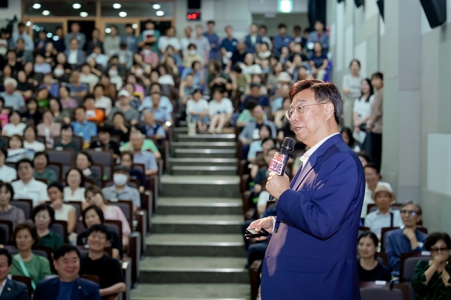 ▲ 신상진 성남시장이 ‘시민과 함께하는 2025 소통라이브’에서 민선 8기 주요 사업의 추진 성과를 소개하고 있다. ⓒ성남시 제공
