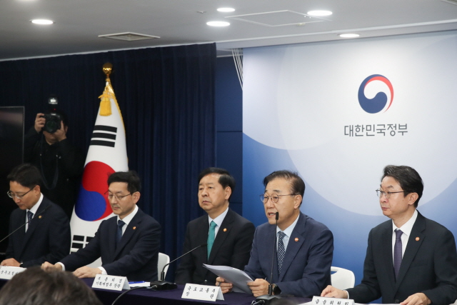 ▲ 구윤철 부총리 겸 경제부총리(가운데)와 김윤덕 국토교통부 장관(왼쪽 네번째)이 주택시장 안정화 대책을 발표하고 있다. ⓒ국토부