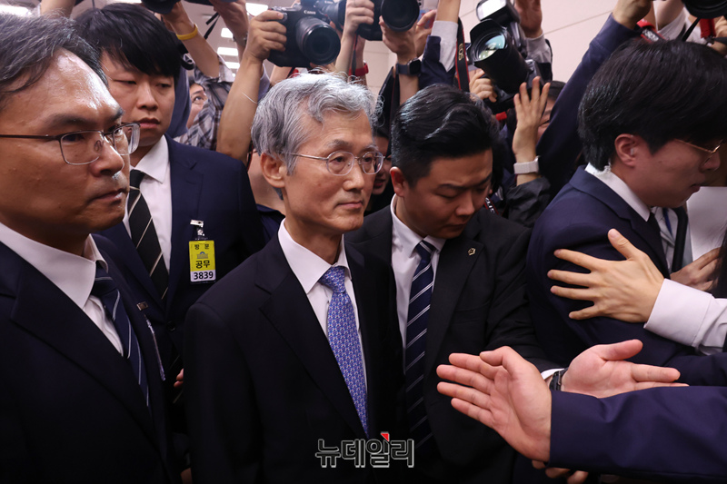 ▲ 조희대 대법원장이 13일 오전 국회에서 열린 국회 법제사법위원회의 대법원 등에 대한 국정감사에 출석해 인사말을 마친 후 이석하고 있다. ⓒ이종현 기자