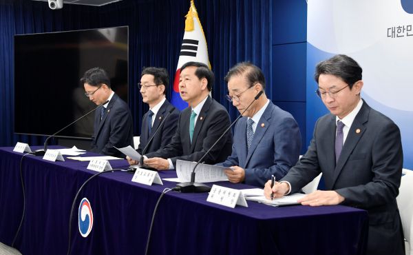 ▲ 구윤철 부총리 겸 기획재정부 장관이 15일 오전 서울 종로구 정부서울청사에서 열린 '주택시장 안정화 대책 관련 관계부처 합동 브리핑'에서 주요내용을 발표하고 있다. 사진 왼쪽부터 임광현 국세청장, 윤창렬 국무조정실장, 구윤철 부총리, 김윤덕 국토교통부 장관, 이억원 금융위원장. ⓒ기획재정부