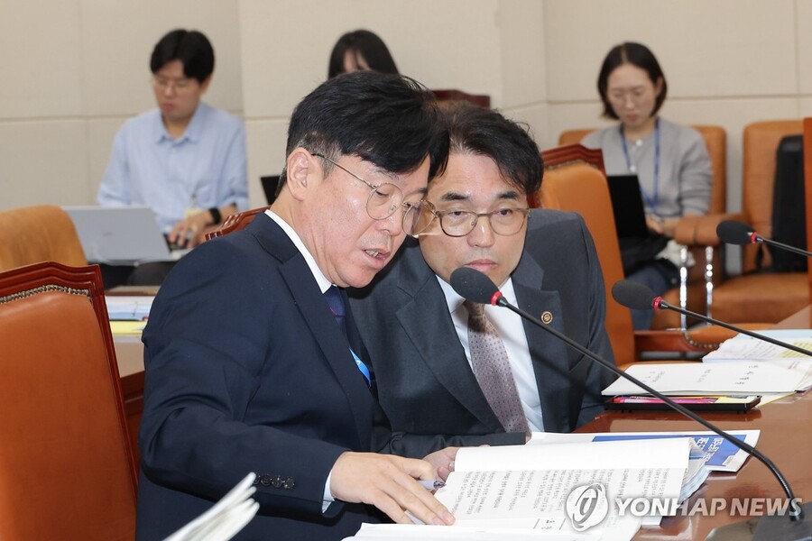 ▲ 김영훈 고용노동부 장관(왼쪽)이 15일 서울 여의도 국회에서 열린 고용노동부에 대한 국회 기후에너지환경고용노동위원회의 국정감사에 참석해 관계자와 대화하고 있다. ⓒ연합뉴스