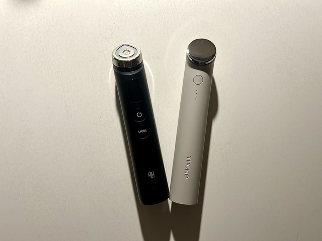 ▲ 톰 더글로우(오른쪽)과 기자가 평소에 사용하던 에이지알 부스터프로(왼쪽). 두 제품의 사이즈는 비슷했다. ⓒ뉴데일리