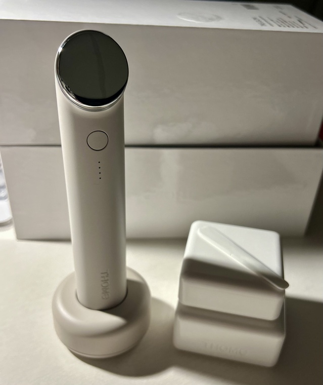 ▲ 더글로우는 스탠드형 충전기가 있어 보관도, 충전도 편리했다. ⓒ뉴데일리