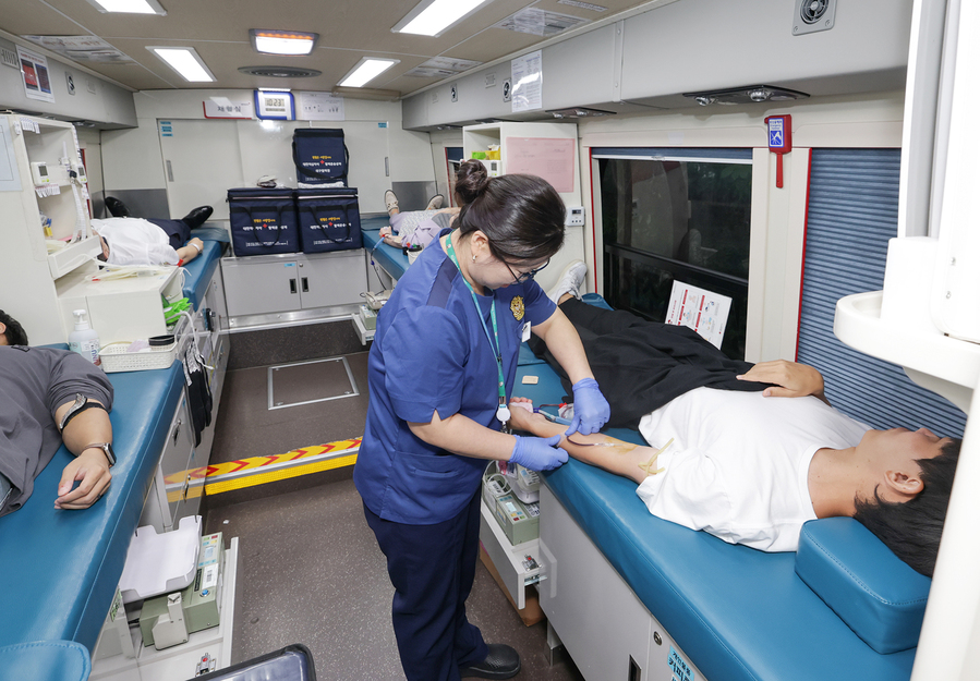 ▲ iM뱅크(은행장 황병우)는 14일 대한적십자사 대구경북혈액원(원장 지정식)과 함께 임직원 참여 헌혈행사를 가졌다.ⓒiM뱅크