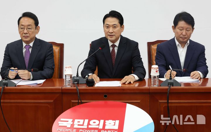 ▲ 장동혁 국민의힘 대표가 15일 오전 서울 여의도 국회에서 열린 '정부의 주택시장 안정화 대책' 관련 기자간담회에서 입장 발표를 하고 있다.  ⓒ뉴시스