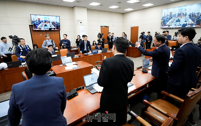 ▲ 고용노동부에 대한 국정감사가 진행중인 15일 오전 국회 기후에너지환경노동위원회에서 우재준 국민의힘 의원이 간첩 혐의로 재판에 넘겨진 민주노총 관계자 증인 채택을 요구하자 언쟁이 오가고 있다. ⓒ서성진 기자