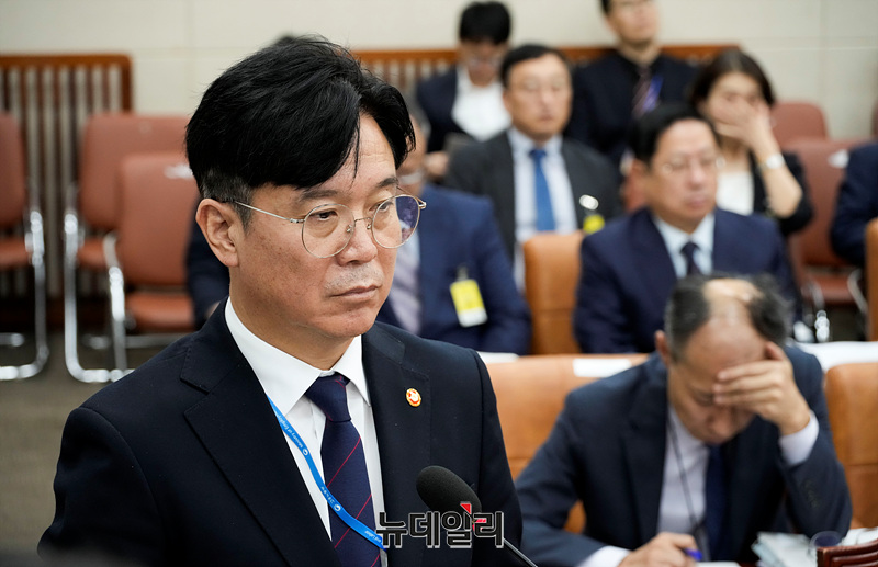 ▲ 김영훈 고용노동부 장관이 15일 오전 국회에서 열린 기후에너지환경노동위원회 국정감사에서 의원들이 언쟁하는 장면을 지켜보고 있다. ⓒ서성진 기자