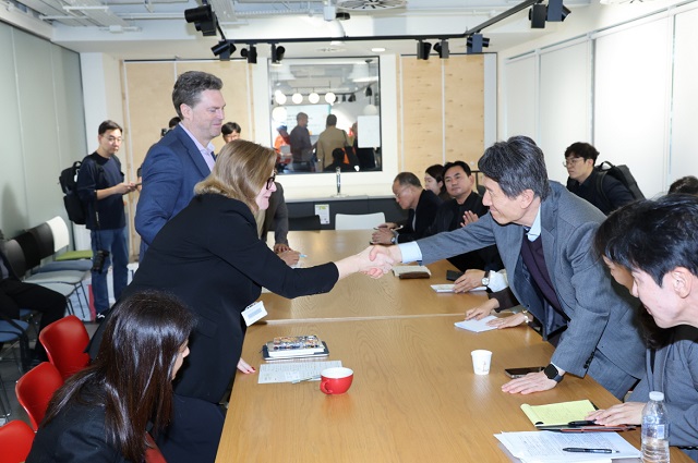 ▲ 포항시 대표단이 13일(현지시간) 영국 런던의 UCL을 방문해  재키 글라스 더 바틀렛 단과대학장, 마크 매슬린 교수, 프리티 퍼리크 교수, 케이코 츠네기와 교수 등과 면담을 진행하고 있다.ⓒ포항시