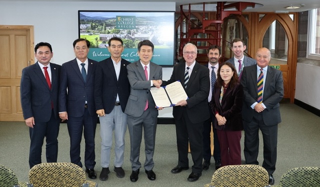 ▲ 이강덕 포항시장이 마이클 데이비스 이사장과 양 기관 간 업무협약(MOU) 체결했다.ⓒ포항시