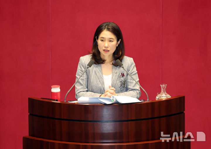 ▲ 김소희 국민의힘 의원이 24일 오전 서울 여의도 국회에서 열린 제428회 국회(임시회) 제2차 본회의에서 노동조합 및 노동관계조정법 일부개정법률안(대안) 관련 반대 무제한토론을 하고 있다. 2025.08.24. ⓒ뉴시스