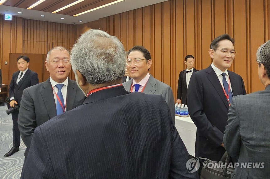 ▲ 정의선 현대차그룹 회장(왼쪽부터), 조현준 효성그룹 회장, 이재용 삼성전자 회장이 15일 일본 도쿄 게이단렌(일본경제단체연합회) 회관에서 열린 한미일 경제대화에 참석해 이야기를 나누고 있다. ⓒ연합뉴스