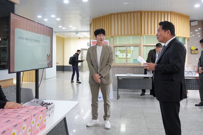 ▲ 공공언어 개선 캠페인에 참여중인 신경호 교육감. ⓒ강원특별자치도교육청