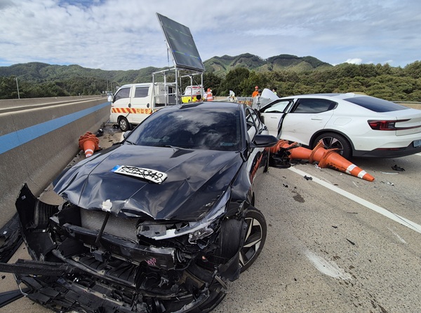 ▲ 15일 오후 12시 9분쯤 충남 공주시 유구읍 당진대전고속도로 당진 방향 유구IC 인근에서 SUV와 1톤 화물차 등 2차 추돌사고가 발생해 소방대원들이 사고 수습을 하고 있다.ⓒ공주소방서