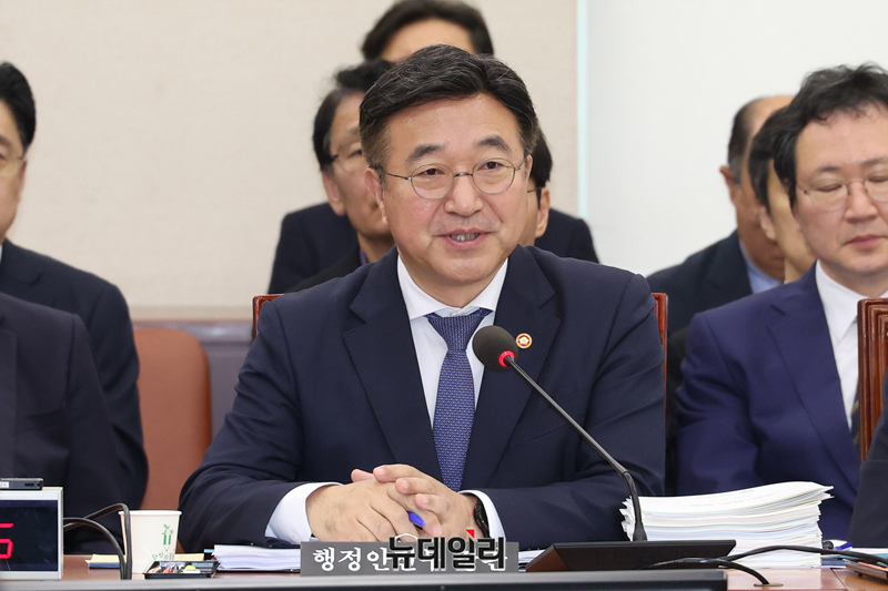 ▲ 윤호중 행정안전부 장관이 14일 국회에서 열린 행정안전위원회의 국정감사에서 질의에 답변하고 있다. ⓒ이종현 기자