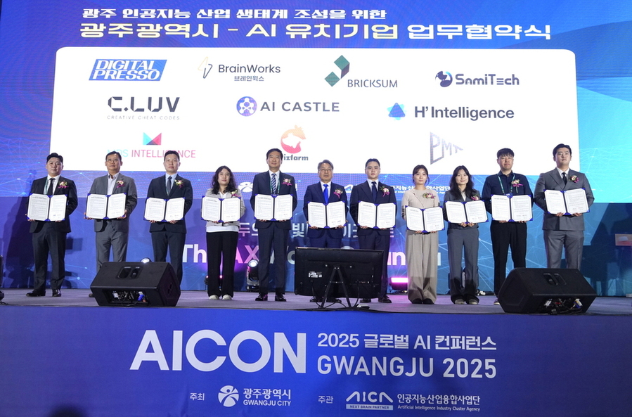▲ 강기정 광주광역시장이 15일 광주 김대중컨벤션센터에서 열린  열린 ‘아이콘(AICON) 광주 2025’ 개막식에서 국내 인공지능(AI) 유망기업 10개 사와 업무협약(MOU)을 체결한 뒤 기념촬영을 하고 있다.ⓒ광주광역시 제공