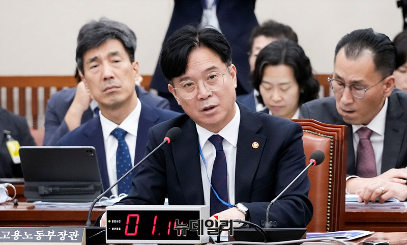 ▲ 김영훈 고용노동부 장관이 15일 오후 국회에서 열린 기후에너지환경노동위원회 국정감사에 출석해 의원들의 질의에 답하고 있다. ⓒ서성진 기자