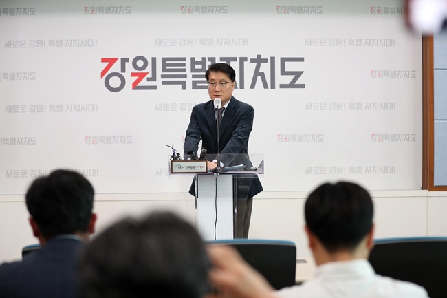 ▲ 여중협 강원도 행정부지사가 15일 도청 브리핑룸에서 열린 기자회견에서 신청사에 관해 브리핑을 하고 있다. ⓒ강원특별자치도