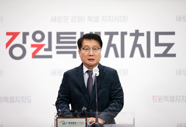 ▲ 여중협 강원도 행정부지사가 15일 도청 브리핑룸에서 열린 기자회견에서 신청사에 관해 브리핑을 하고 있다. ⓒ강원특별자치도