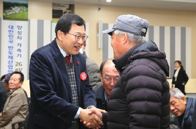 ▲ 주낙영 시장이 어르신과 반갑게 인사하며 복지 현장의 목소리를 청취하고 있다.ⓒ경주시