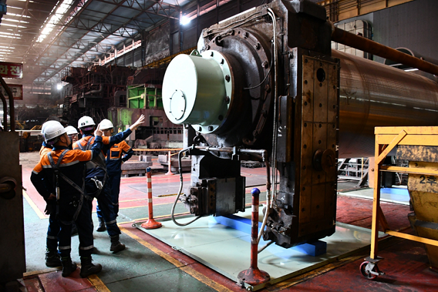 ▲ 지난 1일 2후판 공장의 멘토링을 진행하고 있다.ⓒ포스코
