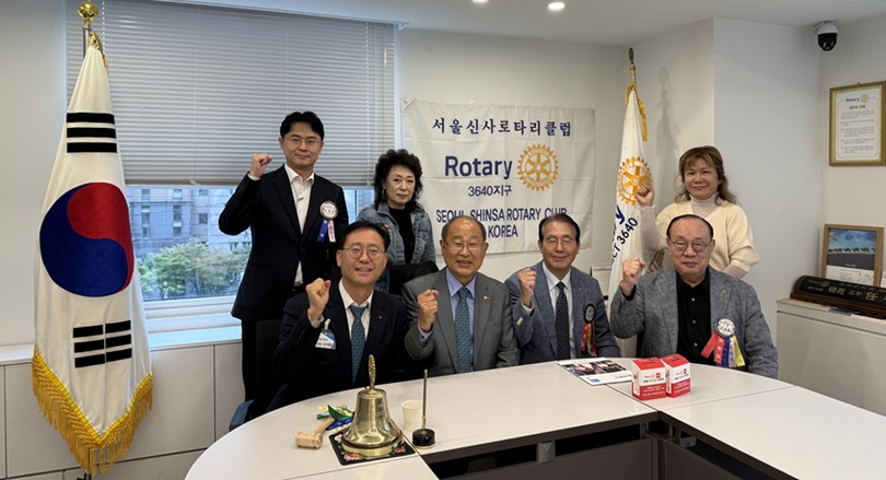 ▲ 세종대 김대종 교수와 신사로타리클럽 회원들이 기념사진을 촬영하고 있다.ⓒ세종대