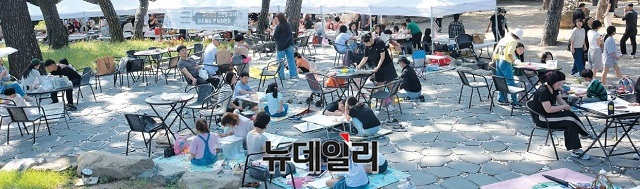 ▲ 보경사 경내에서 지난 11일 ‘제10회 내연산 진경산수 사생대회 및 문화축제’가 500여 명의 학생과 시민이 참여한 가운데 성황리에 열렸다.ⓒ뉴데일리