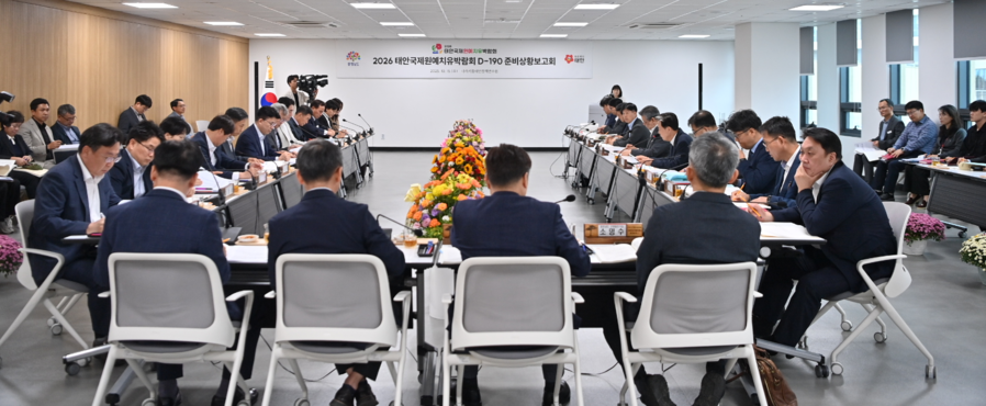 ▲ 김태흠 충남도지사가 15일 태안군에서 2026 태안국제원예치유박람회D-190 준비상황보고회에 참석해 추진 상황을 점검하고 있다. ⓒ충남도