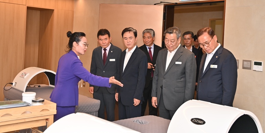 ▲ 김태흠 충남도지사가 15일 태안군을 방문, 해양치유센터에서 테라피실, 마사지실 등 편의 공간을 점검했다.ⓒ충남도