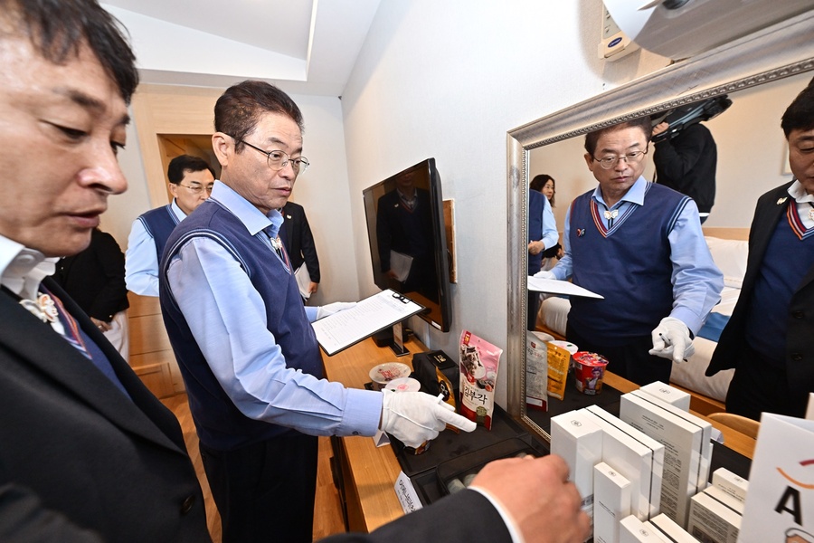 ▲ 베니키아 스위스 로젠호텔에서는 휴대용 통번역기 시연과 객실 점검이 이어졌다. 이철우 도지사와 주낙영 경주시장은 직접 통번역기를 사용해 외국인과 응대 시연을 하며 회원국 대표단 응대 준비 상황을 점검했다.ⓒ경북도