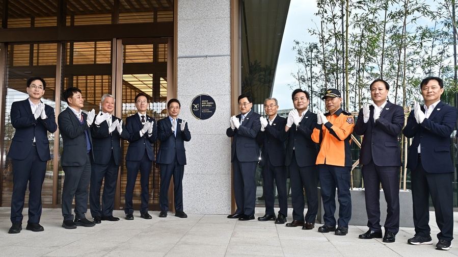 ▲ 점검단은 먼저 APEC 협력 숙박업소인 소노캄 호텔을 방문해 ‘APEC 협력 숙박업소 인증패 제막식’을 열었다.ⓒ경북도