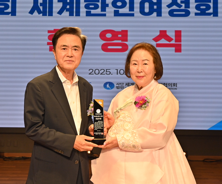 ▲ 왼쪽부터 김태흠 충남도지사, 조규자 세계한인여성회장협의회 총재.ⓒ충남도