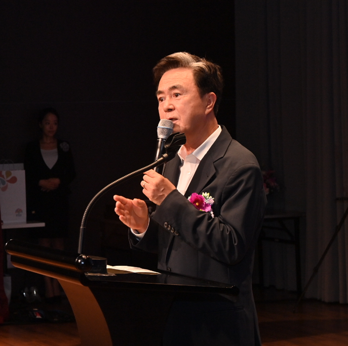▲ 김태흠 충남도지사가 15일 예산에서 열린 제10 세계한인여성회장대회에서 인사말을 하고 있다.ⓒ충남도