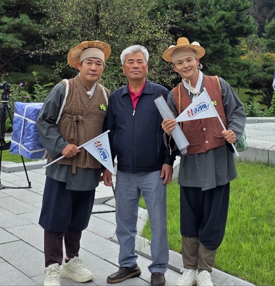 ▲ '제1회 천안병천순대축제'를 후원하는 전흥재 놀부축산물 대표(가운데)와 함께 기념사진을 찍고 있는 가수 이병철(좌)과 이도진(우). ⓒ뉴데일리