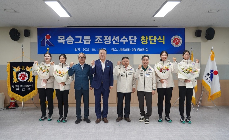 ▲ 왼쪽부터 김은유, 서예서, 김영삼 사무처장, 전갑수 체육회장,이명식 목송그룹 회장, 정재수 조정선수단장, 김정민, 김지선ⓒ광주광역시체육회 제공