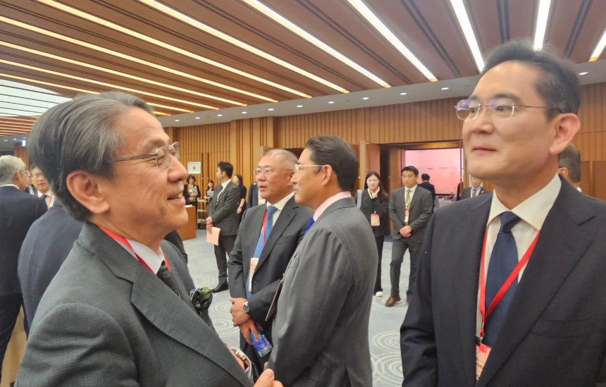 ▲ 이재용 삼성전자 회장(오른쪽부터), 조현준 효성 회장, 정의선 현대차 회장이 15일 일본 도쿄에서 열린 한미일경제대화에 참석해 이야기를 나누고 있다. /연합뉴스