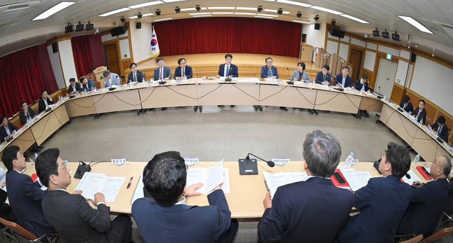 ▲ 김정기 대구시장 권한대행은 15일 대구시청 동인청사에서 열린 간부회의에서 “국정자원 화재로 공익신고건수가 급감하는 등 안전분야 사각지대 발생이 우려된다”며, “오늘부터 국민신문고를 대체 할 ‘두드리소’를 재개한 만큼 대시민 홍보를 철저히 하라”고 지시했다.ⓒ대구시