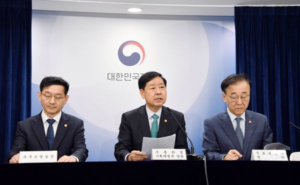 ▲ 구윤철 경제부총리 겸 기획재정부 장관이 15일 오전 서울 종로구 정부서울청사에서 열린 '주택시장 안정화 대책 관련 관계부처 합동 브리핑'에서 주요내용을 발표하고 있다. 사진 왼쪽부터 윤창렬 국무조정실장, 구윤철 부총리, 김윤덕 국토교통부 장관.ⓒ기획재정부