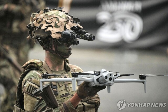 ▲ 지난 6월14일 열병식에서 드론을 선보이는 미군 장병. 출처=UPIⓒ연합뉴스