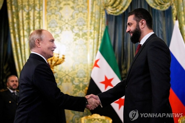 ▲ 블라디미르 푸틴 러시아 대통령(좌)과 아흐메드 알샤라 시리아 임시대통령. 로이터/크렘린 풀 연합뉴스. 251015 ⓒ연합뉴스