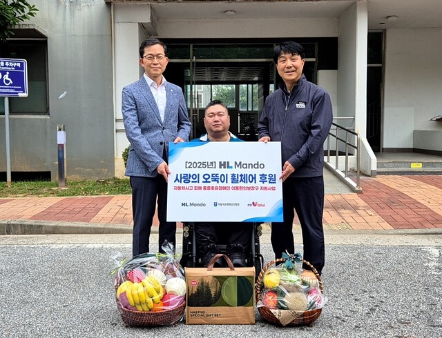 ▲ 자동차손해배상진흥원 신세계 본부장(왼쪽 첫 번째), HL만도 신성호 상무(왼쪽 세 번째)가 전북특별자치도 익산시 인근에 거주하는 수혜자 자택을 방문하여 ‘사랑의 오뚝이 휠체어’ 기증식을 가졌다. ⓒHL만도