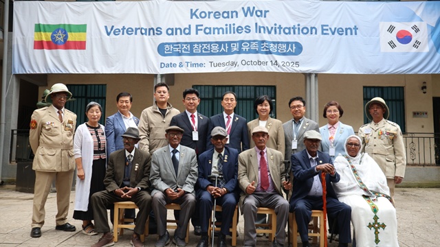 ▲ 이제영 경기도의회 미래과학협력위원회 위원장 등 위원들이 지난 14일 에티오피아 한국전쟁 참전용사 및 유족들을 만나 기념촬영을 하고 있다. ⓒ경기도의회 제공