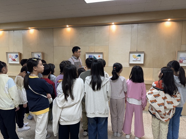 ▲ 수원에 위치한 천일초등학교 학생들이 학교갤러리에 전시 중인 도예 작품을 관람하고 있다. ⓒ천일초등학교 제공